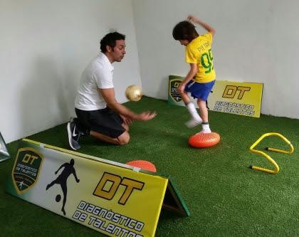 Treinamento técnico individual com cones e obstáculos